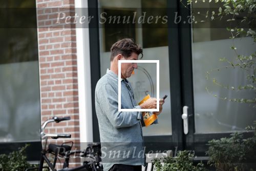 Amsterdam 2 september 2018
Twan Huys met mobiel op straat.