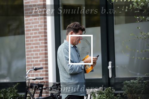 Amsterdam 2 september 2018
Twan Huys met mobiel op straat.