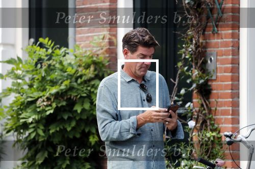 Amsterdam 2 september 2018
Twan Huys met mobiel op straat.
