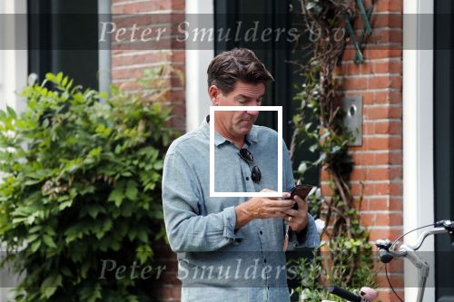 Amsterdam 2 september 2018
Twan Huys met mobiel op straat.