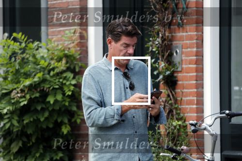 Amsterdam 2 september 2018
Twan Huys met mobiel op straat.