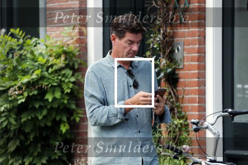 Amsterdam 2 september 2018
Twan Huys met mobiel op straat.