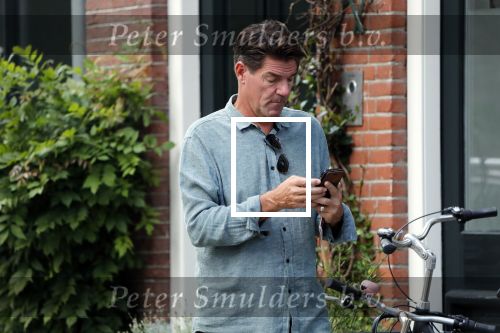 Amsterdam 2 september 2018
Twan Huys met mobiel op straat.