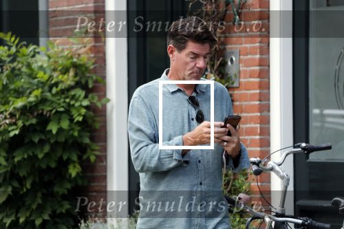 Amsterdam 2 september 2018
Twan Huys met mobiel op straat.