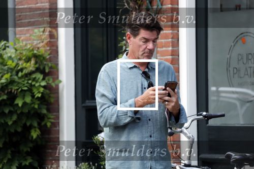 Amsterdam 2 september 2018
Twan Huys met mobiel op straat.