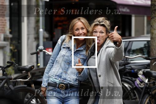 Amsterdam 29 augustus 2018
Wendy v Dijk met een goede vriendin en een fan