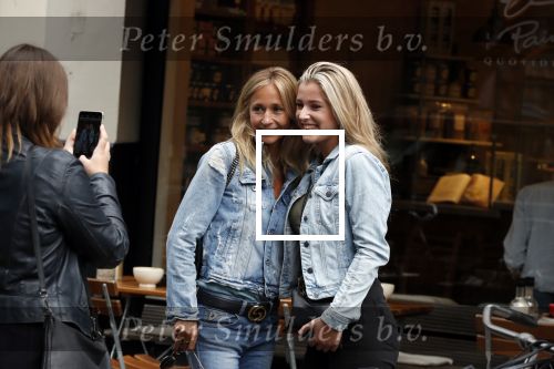 Amsterdam 29 augustus 2018
Wendy v Dijk met een goede vriendin en een fan