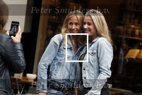 Amsterdam 29 augustus 2018
Wendy v Dijk met een goede vriendin en een fan