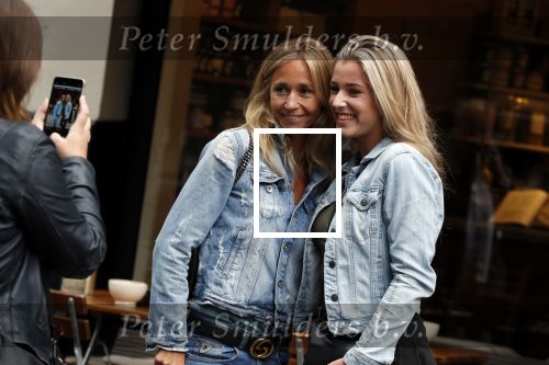 Amsterdam 29 augustus 2018
Wendy v Dijk met een goede vriendin en een fan
