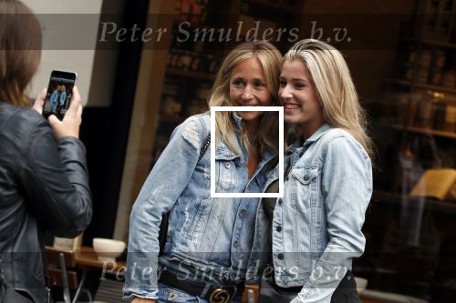 Amsterdam 29 augustus 2018
Wendy v Dijk met een goede vriendin en een fan