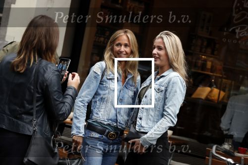 Amsterdam 29 augustus 2018
Wendy v Dijk met een goede vriendin en een fan