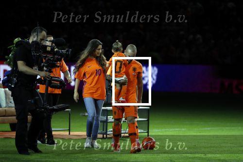 Amsterdam 6 mei 2018
Nederland-Peru 2-1 . Afscheidswedstrijd Wesley Sneijder . Zijn vrouw Yolanthe Sneijder Cabau en zoons Jessey en Xess Xava zijn natuurlijk aanwezig. Andre Hazes zong voor Wesley
