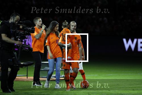 Amsterdam 6 mei 2018
Nederland-Peru 2-1 . Afscheidswedstrijd Wesley Sneijder . Zijn vrouw Yolanthe Sneijder Cabau en zoons Jessey en Xess Xava zijn natuurlijk aanwezig. Andre Hazes zong voor Wesley