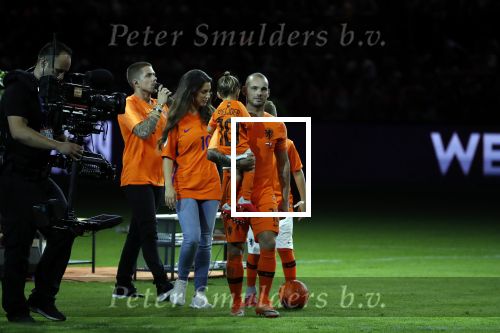 Amsterdam 6 mei 2018
Nederland-Peru 2-1 . Afscheidswedstrijd Wesley Sneijder . Zijn vrouw Yolanthe Sneijder Cabau en zoons Jessey en Xess Xava zijn natuurlijk aanwezig. Andre Hazes zong voor Wesley