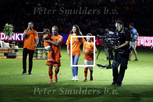 Amsterdam 6 mei 2018
Nederland-Peru 2-1 . Afscheidswedstrijd Wesley Sneijder . Zijn vrouw Yolanthe Sneijder Cabau en zoons Jessey en Xess Xava zijn natuurlijk aanwezig. Andre Hazes zong voor Wesley
