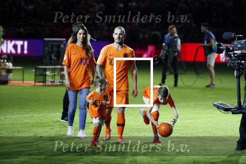 Amsterdam 6 mei 2018
Nederland-Peru 2-1 . Afscheidswedstrijd Wesley Sneijder . Zijn vrouw Yolanthe Sneijder Cabau en zoons Jessey en Xess Xava zijn natuurlijk aanwezig. Andre Hazes zong voor Wesley