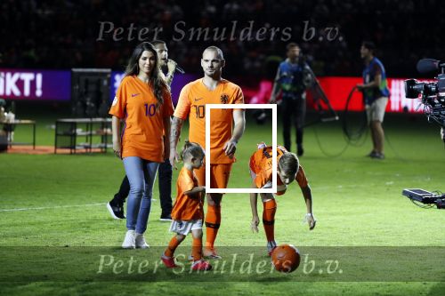 Amsterdam 6 mei 2018
Nederland-Peru 2-1 . Afscheidswedstrijd Wesley Sneijder . Zijn vrouw Yolanthe Sneijder Cabau en zoons Jessey en Xess Xava zijn natuurlijk aanwezig. Andre Hazes zong voor Wesley