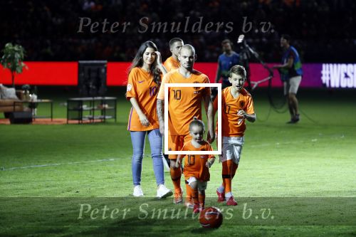 Amsterdam 6 mei 2018
Nederland-Peru 2-1 . Afscheidswedstrijd Wesley Sneijder . Zijn vrouw Yolanthe Sneijder Cabau en zoons Jessey en Xess Xava zijn natuurlijk aanwezig. Andre Hazes zong voor Wesley