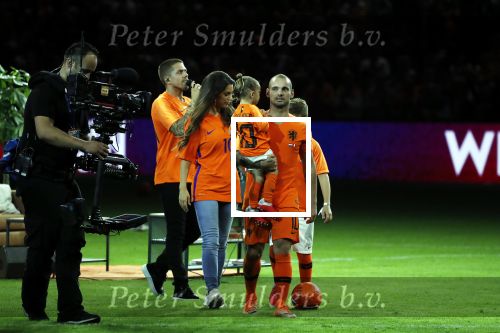 Amsterdam 6 mei 2018
Nederland-Peru 2-1 . Afscheidswedstrijd Wesley Sneijder . Zijn vrouw Yolanthe Sneijder Cabau en zoons Jessey en Xess Xava zijn natuurlijk aanwezig. Andre Hazes zong voor Wesley