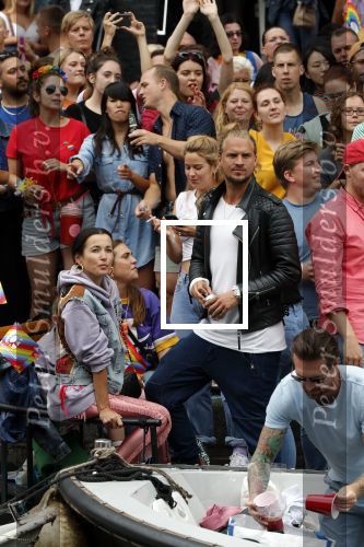 Amsterdam 3 augustus 2019
Gaypride in de grachten van Amsterdam.
Birgit Schuurman met haar nieuwe vriend Sander v Haarlem.