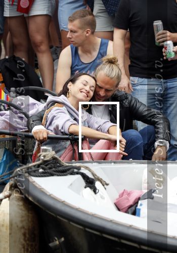 Amsterdam 3 augustus 2019
Gaypride in de grachten van Amsterdam.
Birgit Schuurman met haar nieuwe vriend Sander v Haarlem.