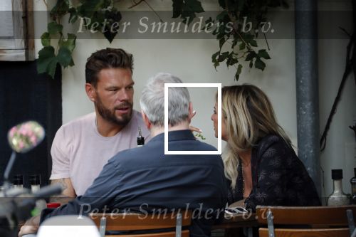 Amsterdam 28 augustus 2019
Candy Dulfer met vriend Rafael op terras en daarna op de fiets in Amsterdam.