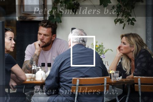 Amsterdam 28 augustus 2019
Candy Dulfer met vriend Rafael op terras en daarna op de fiets in Amsterdam.