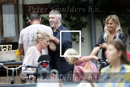 Amsterdam 28 augustus 2019
Candy Dulfer met vriend Rafael op terras en daarna op de fiets in Amsterdam.