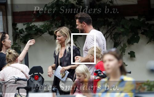 Amsterdam 28 augustus 2019
Candy Dulfer met vriend Rafael op terras en daarna op de fiets in Amsterdam.