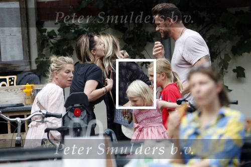Amsterdam 28 augustus 2019
Candy Dulfer met vriend Rafael op terras en daarna op de fiets in Amsterdam.