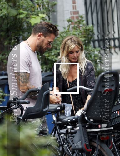 Amsterdam 28 augustus 2019
Candy Dulfer met vriend Rafael op terras en daarna op de fiets in Amsterdam.