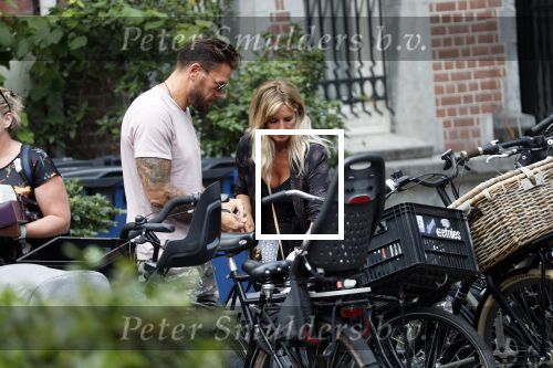 Amsterdam 28 augustus 2019
Candy Dulfer met vriend Rafael op terras en daarna op de fiets in Amsterdam.