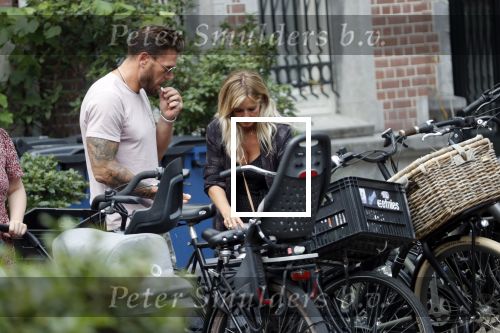 Amsterdam 28 augustus 2019
Candy Dulfer met vriend Rafael op terras en daarna op de fiets in Amsterdam.
