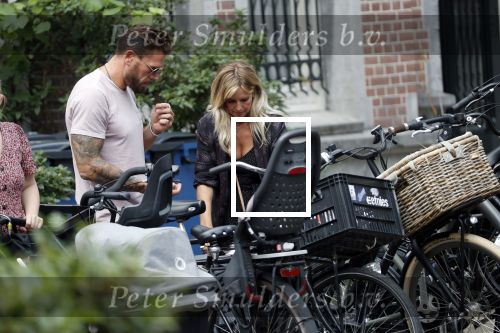 Amsterdam 28 augustus 2019
Candy Dulfer met vriend Rafael op terras en daarna op de fiets in Amsterdam.