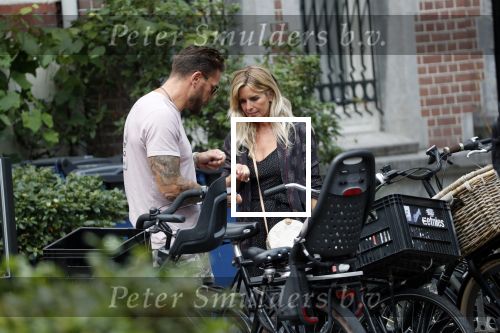 Amsterdam 28 augustus 2019
Candy Dulfer met vriend Rafael op terras en daarna op de fiets in Amsterdam.
