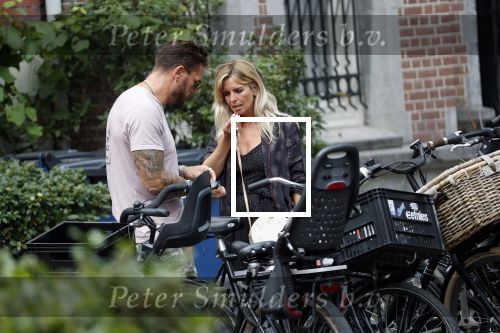 Amsterdam 28 augustus 2019
Candy Dulfer met vriend Rafael op terras en daarna op de fiets in Amsterdam.