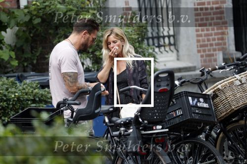 Amsterdam 28 augustus 2019
Candy Dulfer met vriend Rafael op terras en daarna op de fiets in Amsterdam.