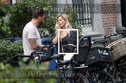 Amsterdam 28 augustus 2019
Candy Dulfer met vriend Rafael op terras en daarna op de fiets in Amsterdam.