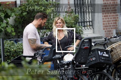 Amsterdam 28 augustus 2019
Candy Dulfer met vriend Rafael op terras en daarna op de fiets in Amsterdam.