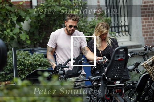 Amsterdam 28 augustus 2019
Candy Dulfer met vriend Rafael op terras en daarna op de fiets in Amsterdam.
