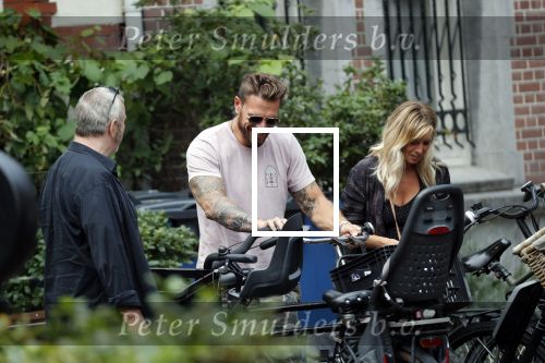 Amsterdam 28 augustus 2019
Candy Dulfer met vriend Rafael op terras en daarna op de fiets in Amsterdam.