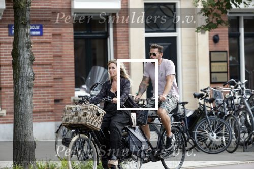 Amsterdam 28 augustus 2019
Candy Dulfer met vriend Rafael op terras en daarna op de fiets in Amsterdam.