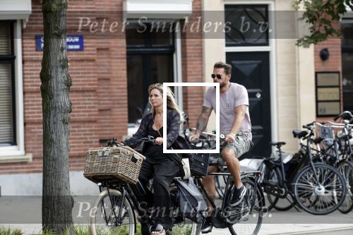 Amsterdam 28 augustus 2019
Candy Dulfer met vriend Rafael op terras en daarna op de fiets in Amsterdam.