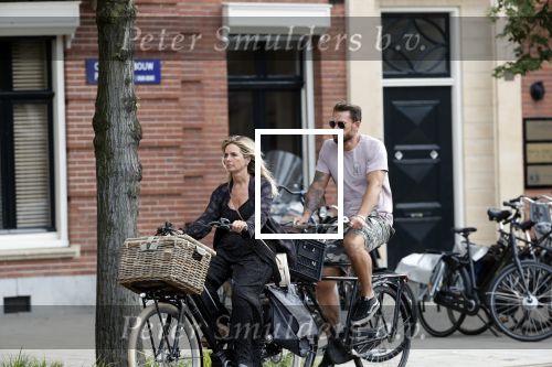 Amsterdam 28 augustus 2019
Candy Dulfer met vriend Rafael op terras en daarna op de fiets in Amsterdam.