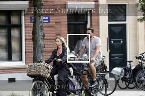 Amsterdam 28 augustus 2019
Candy Dulfer met vriend Rafael op terras en daarna op de fiets in Amsterdam.