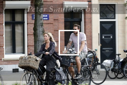 Amsterdam 28 augustus 2019
Candy Dulfer met vriend Rafael op terras en daarna op de fiets in Amsterdam.