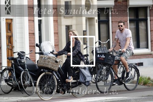 Amsterdam 28 augustus 2019
Candy Dulfer met vriend Rafael op terras en daarna op de fiets in Amsterdam.