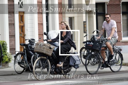 Amsterdam 28 augustus 2019
Candy Dulfer met vriend Rafael op terras en daarna op de fiets in Amsterdam.