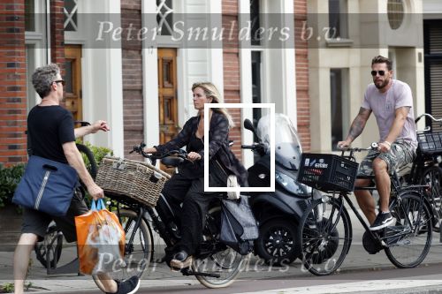 Amsterdam 28 augustus 2019
Candy Dulfer met vriend Rafael op terras en daarna op de fiets in Amsterdam.