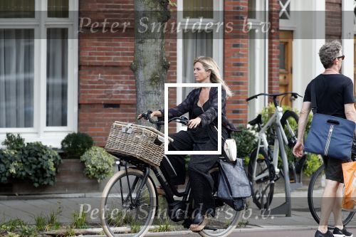 Amsterdam 28 augustus 2019
Candy Dulfer met vriend Rafael op terras en daarna op de fiets in Amsterdam.